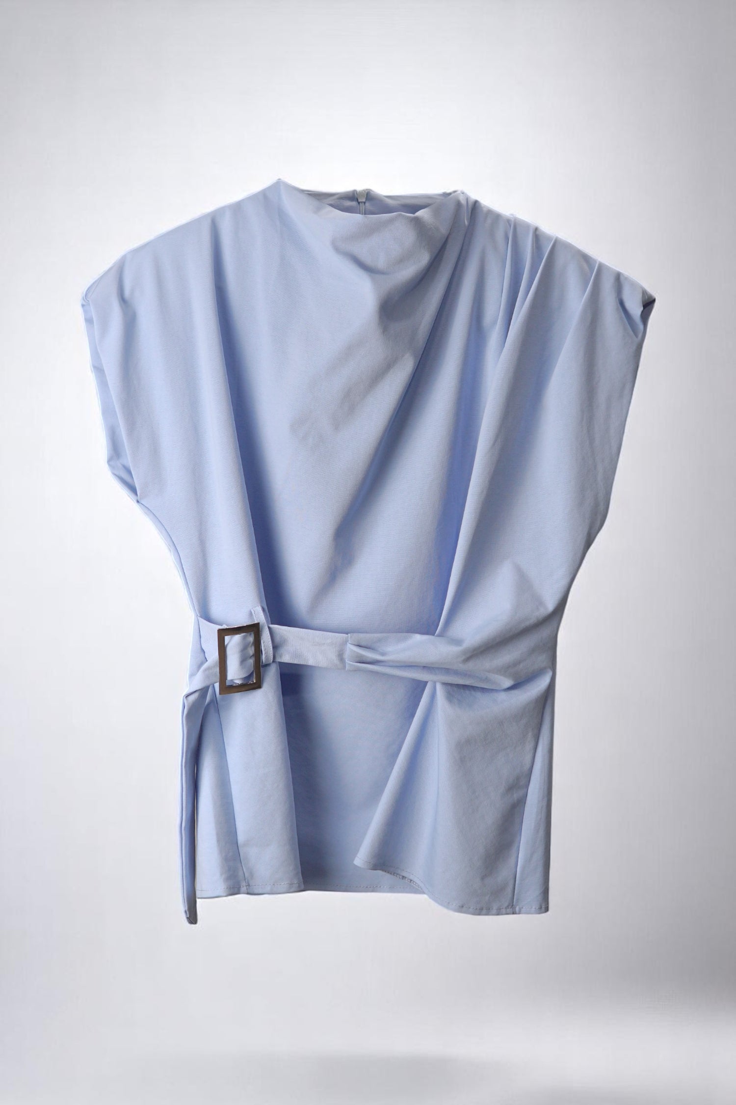 Bluză top albastru deschis cu turtleneck și centură decorativă, croi lejer și umeri căzuți.