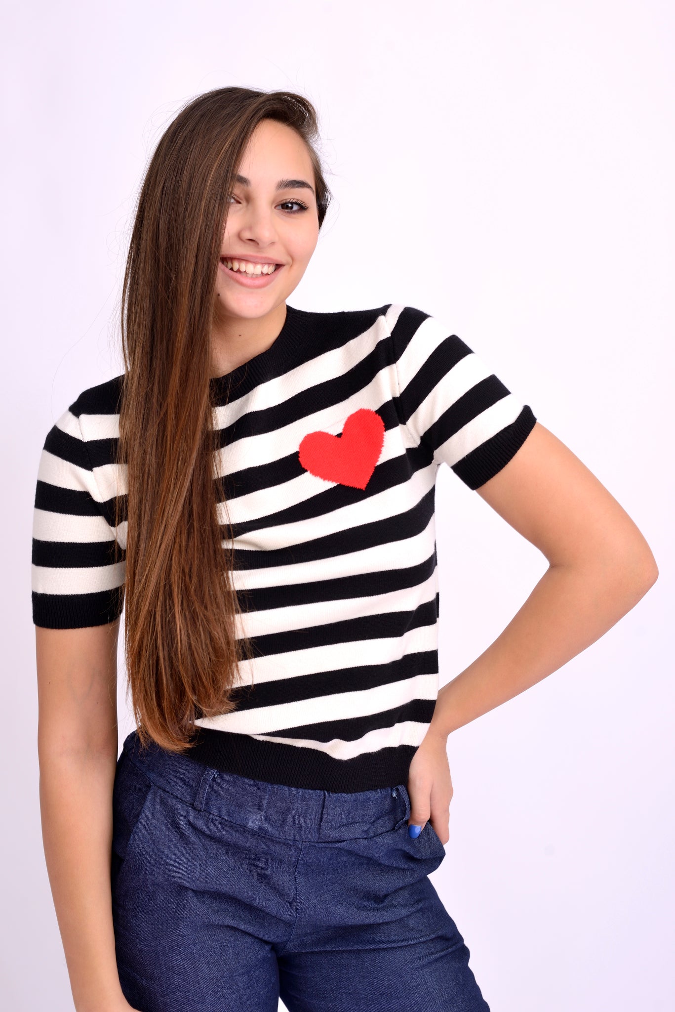 Top din tricot cu dungi negre și inimă roșie brodată, croială dreaptă și mânecă scurtă.