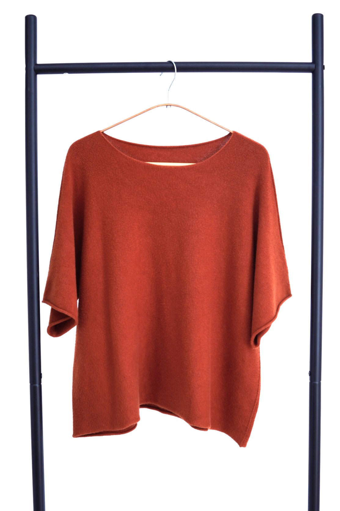 Bluză din tricot moale camel, vedere din față, cu umeri căzuți și croială largă