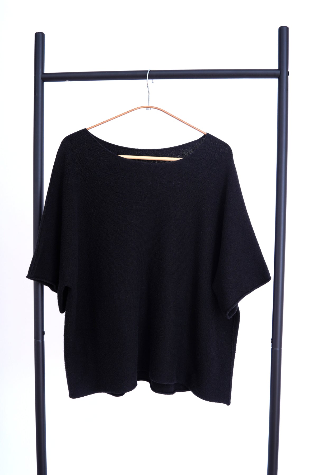 Bluză din tricot moale negru, vedere din față, cu umeri căzuți și croială largă