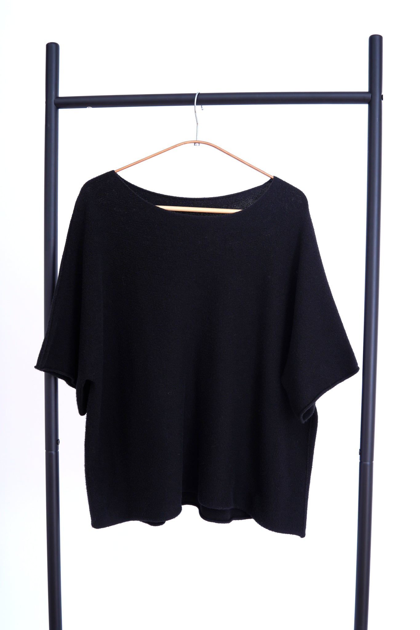 Bluză din tricot moale negru, vedere din față, cu umeri căzuți și croială largă