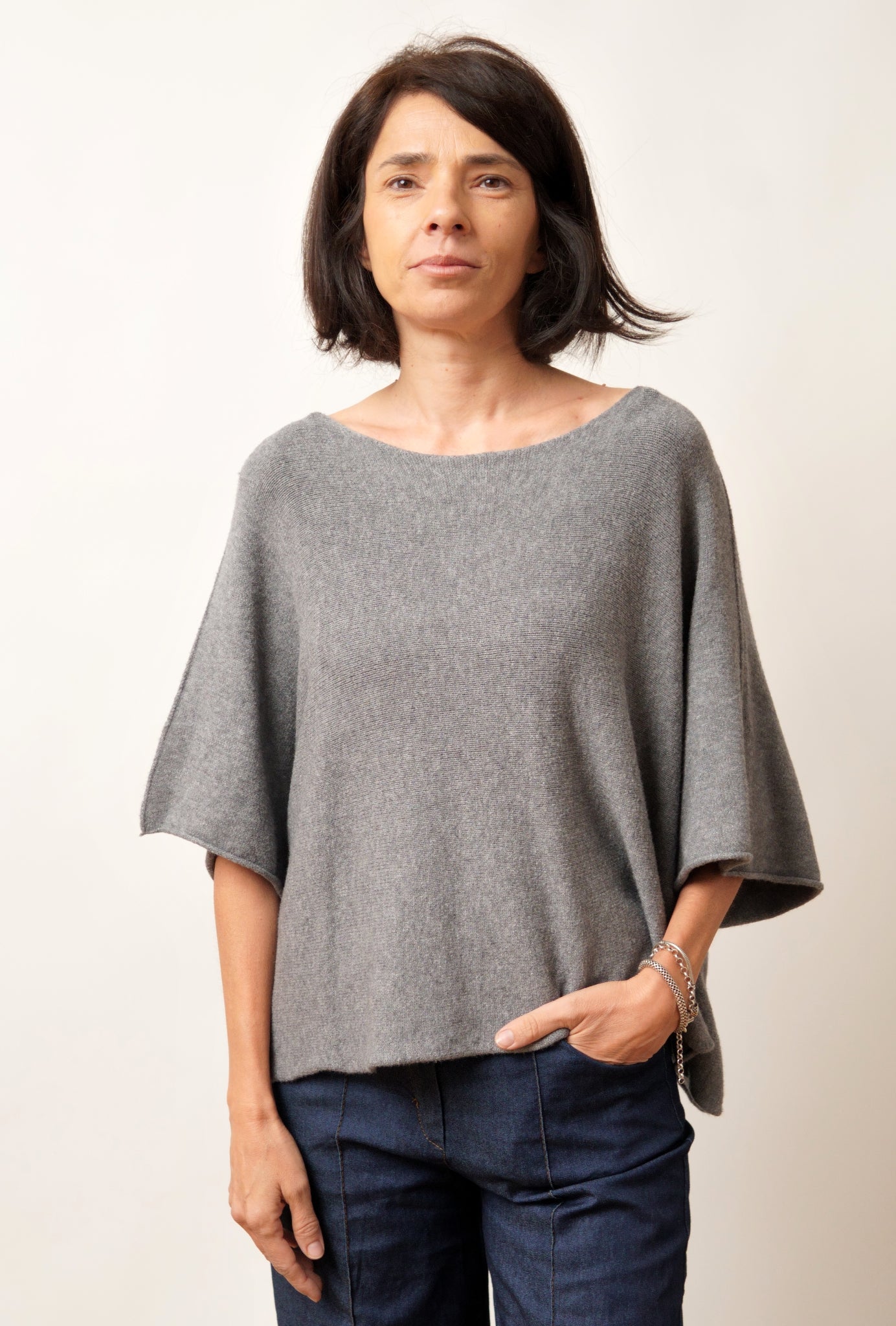 Bluză din tricot moale gri, vedere din față, cu umeri căzuți și croială largă