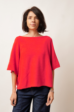Bluză din tricot moale roșu, cu croială dreaptă și umeri căzuți