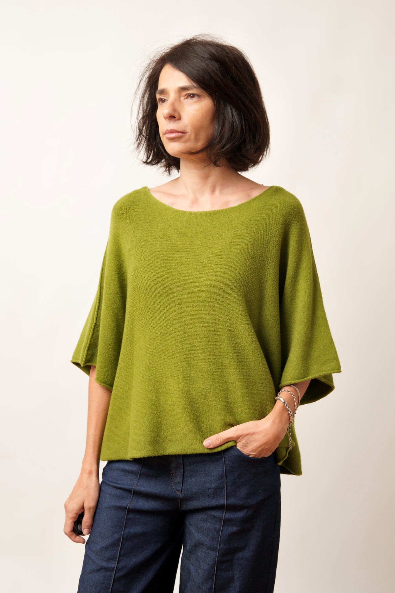 Bluză din tricot moale verde, lejeră, cu croială largă și umeri căzuți