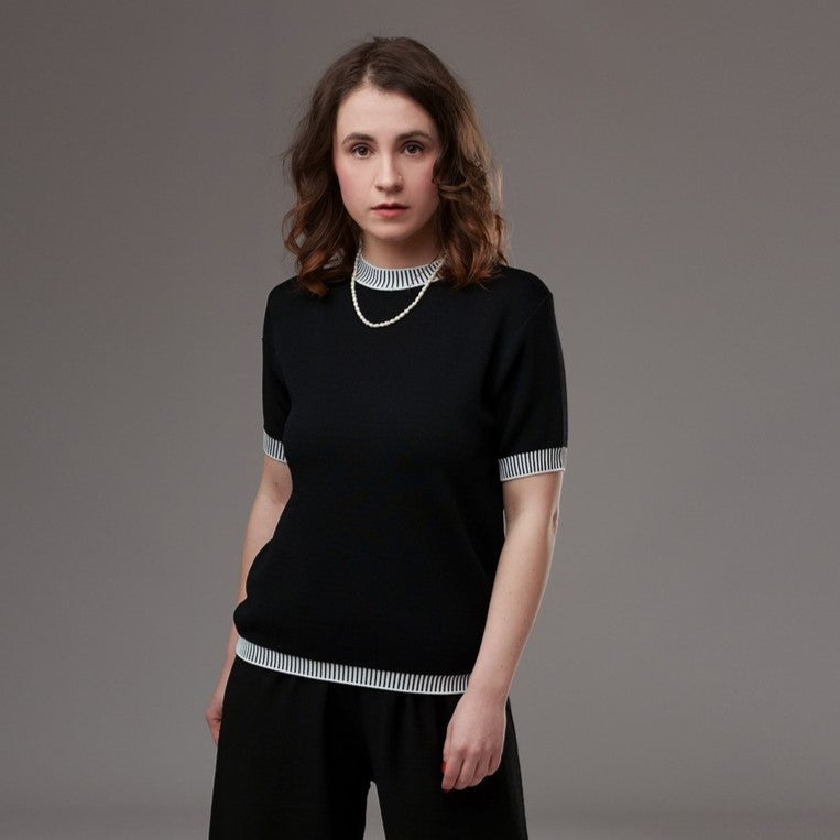 Bluză neagră din tricot cu mâneci scurte și detalii cu dungi albe, accesorizată cu colier