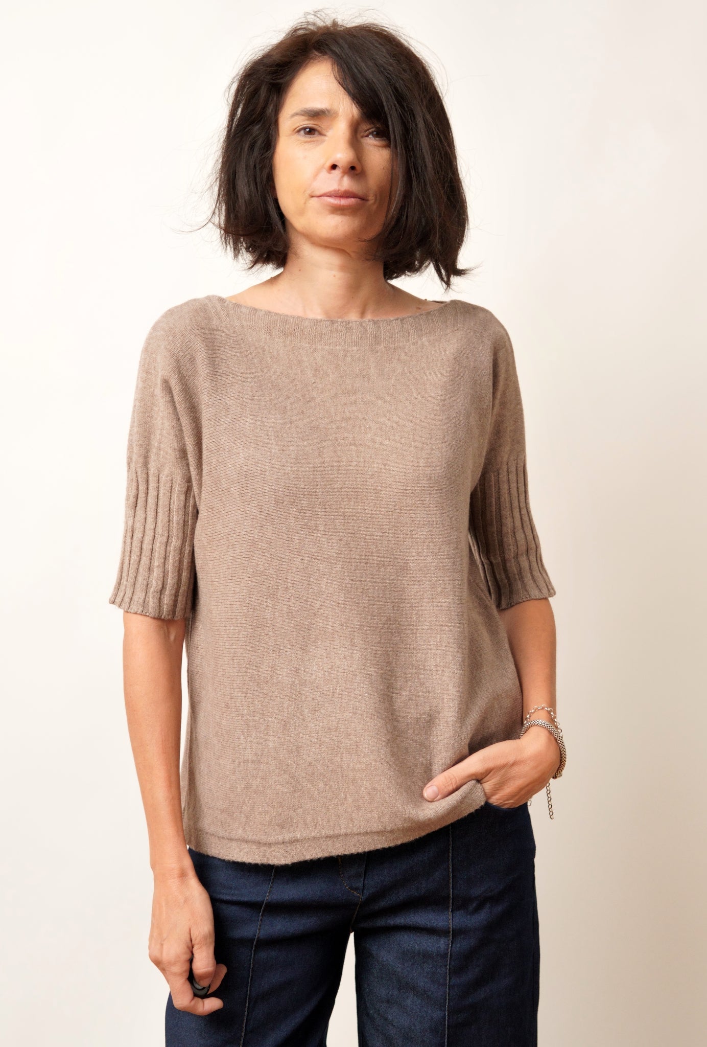 Bluză din tricot soft bej, simplă și elegantă, cu mânecă scurtă