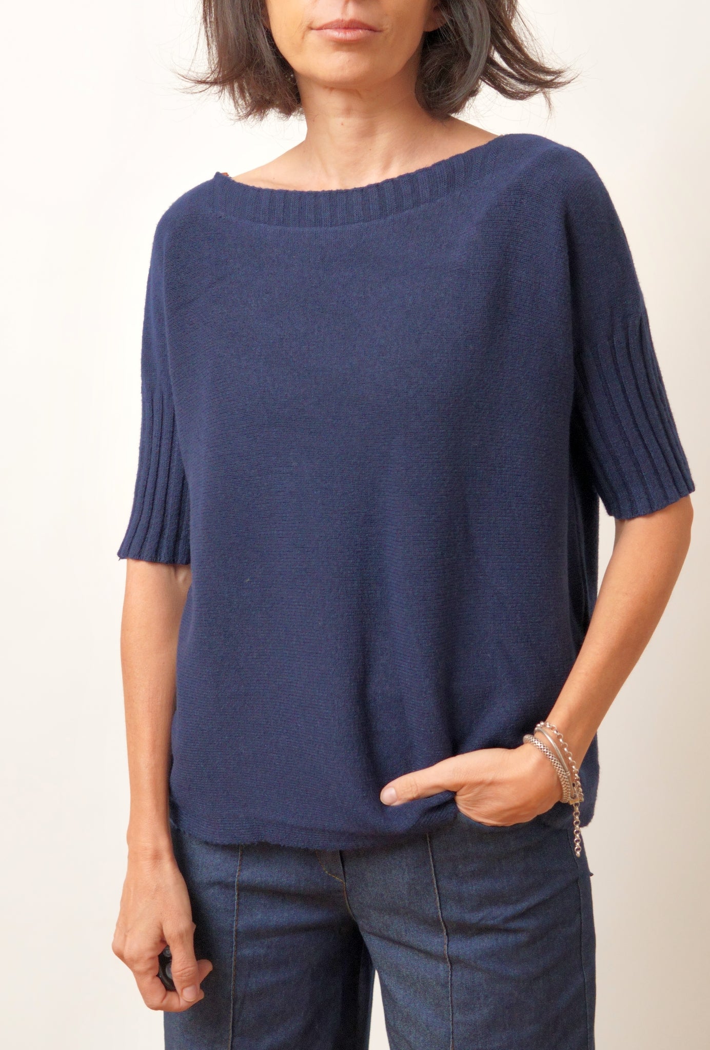 Bluză din tricot soft bleumarin, cu croială dreaptă și aspect casual-elegant