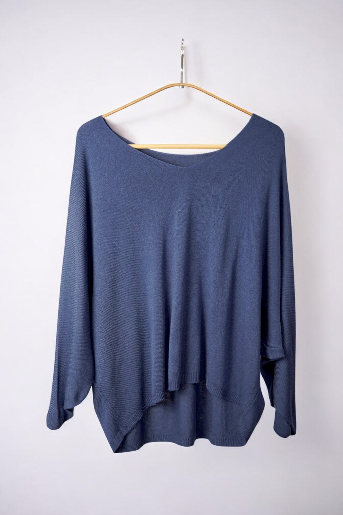 Bluză lejeră din tricot bleumarin, cu mâneci largi și decolteu în V, ideală pentru ținute casual-chic.