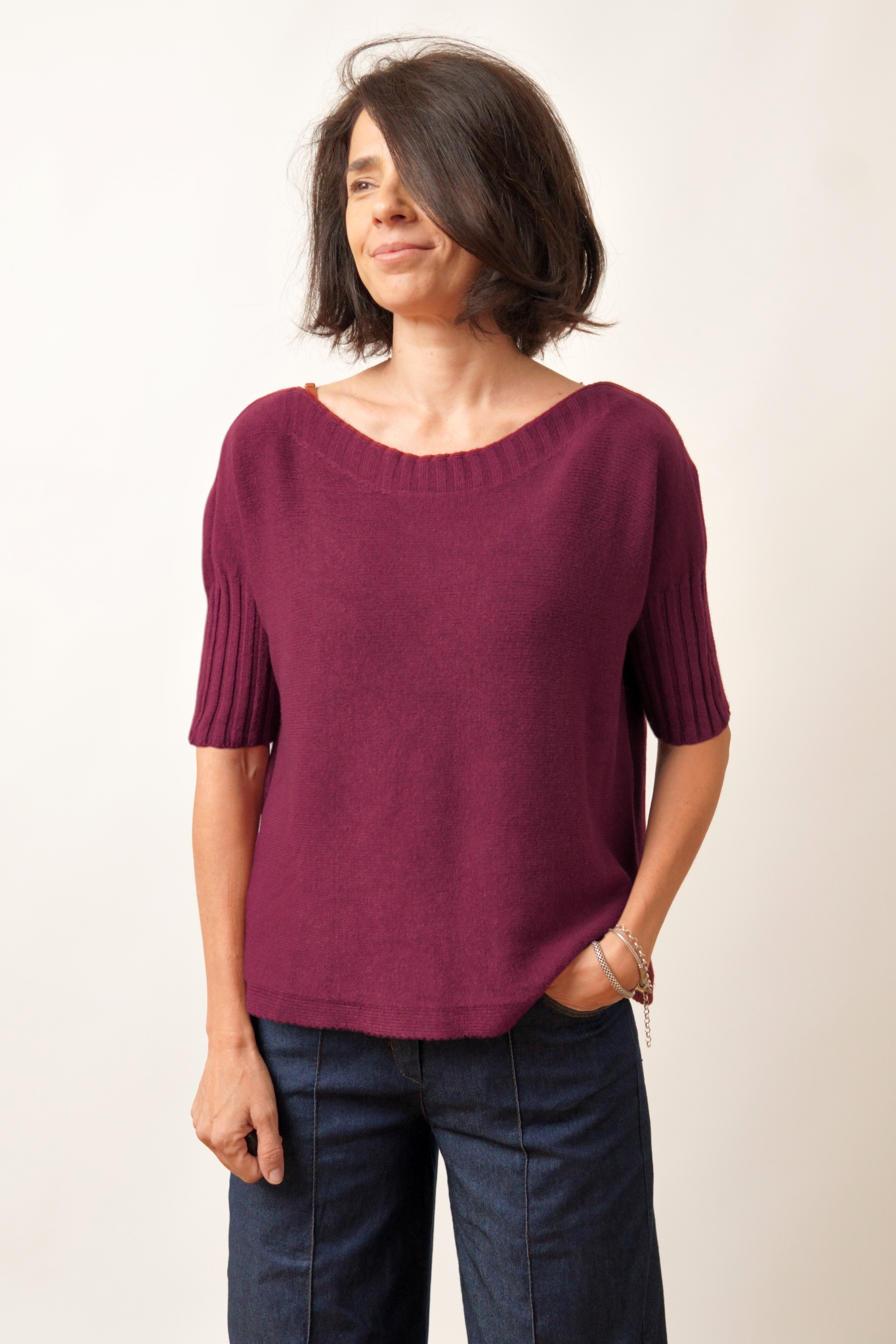 Bluză din tricot soft bordo, cu mânecă scurtă și guler rotund lejer

