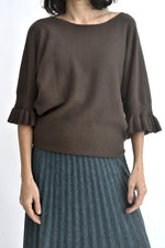 Bluză din tricot soft cu mânecă 3/4 și volan la terminație, croială lejeră și umeri căzuți.