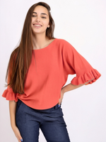 Bluză din tricot soft cu mânecă 3/4 și volan la terminație, croială lejeră și umeri căzuți.