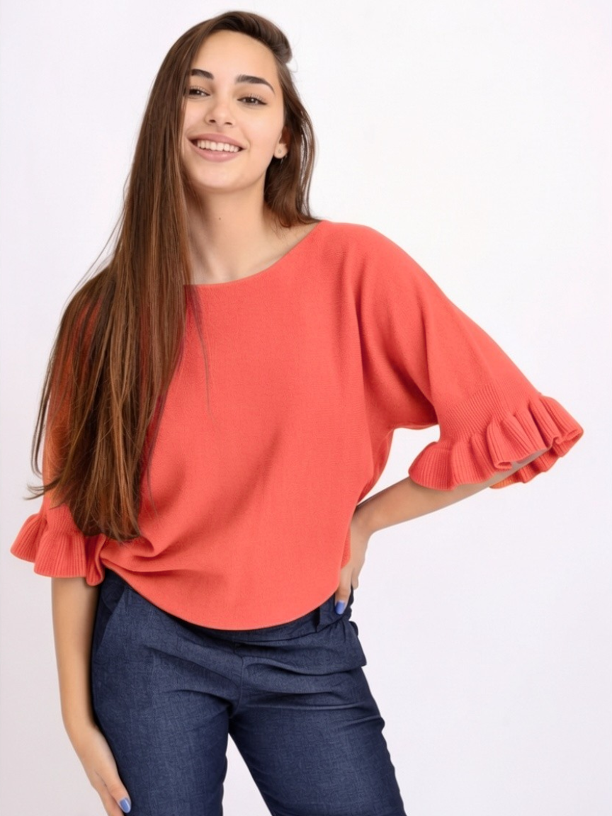 Bluză din tricot soft cu mânecă 3/4 și volan la terminație, croială lejeră și umeri căzuți.