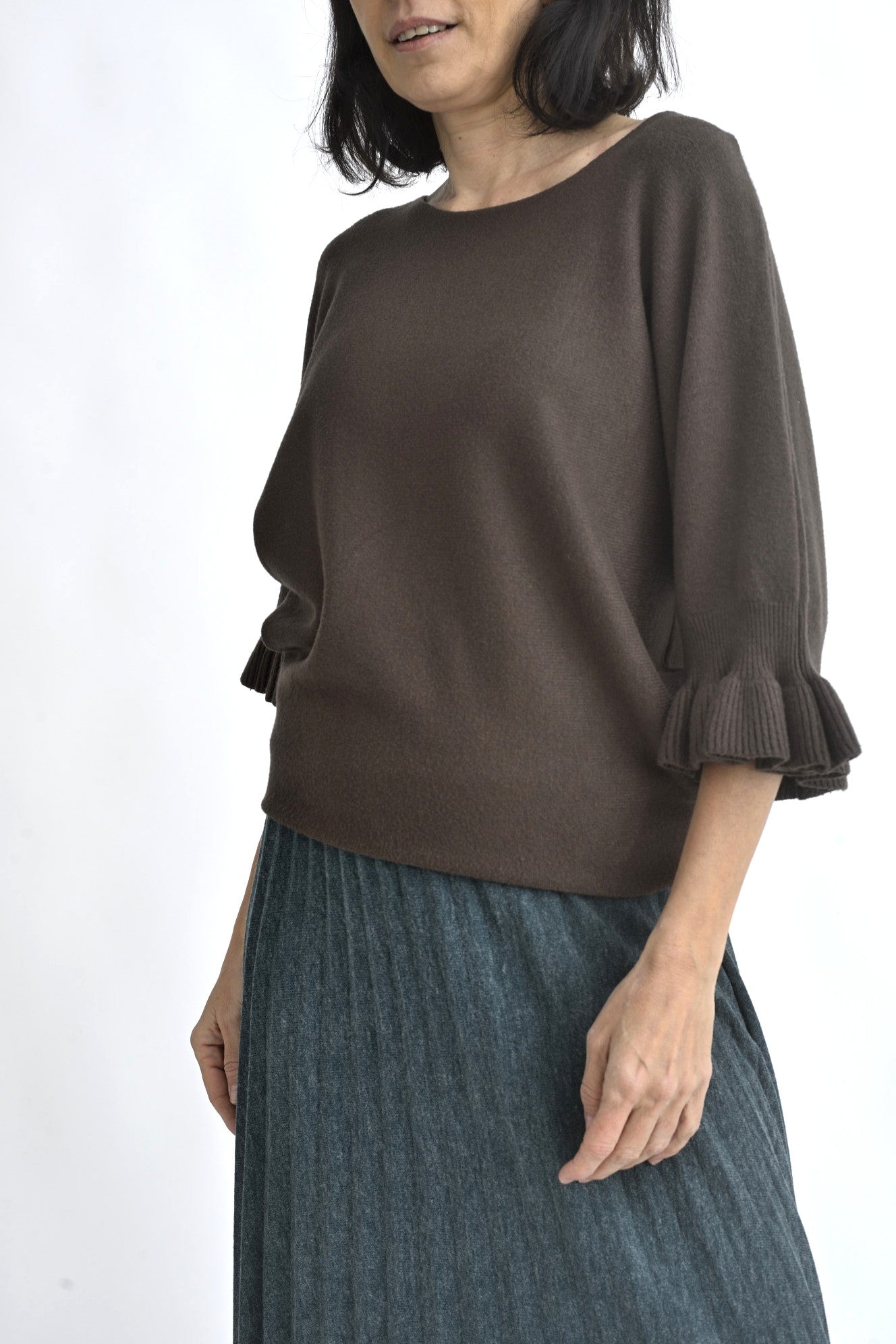 Bluză din tricot soft cu mânecă 3/4 și volan la terminație, croială lejeră și umeri căzuți.