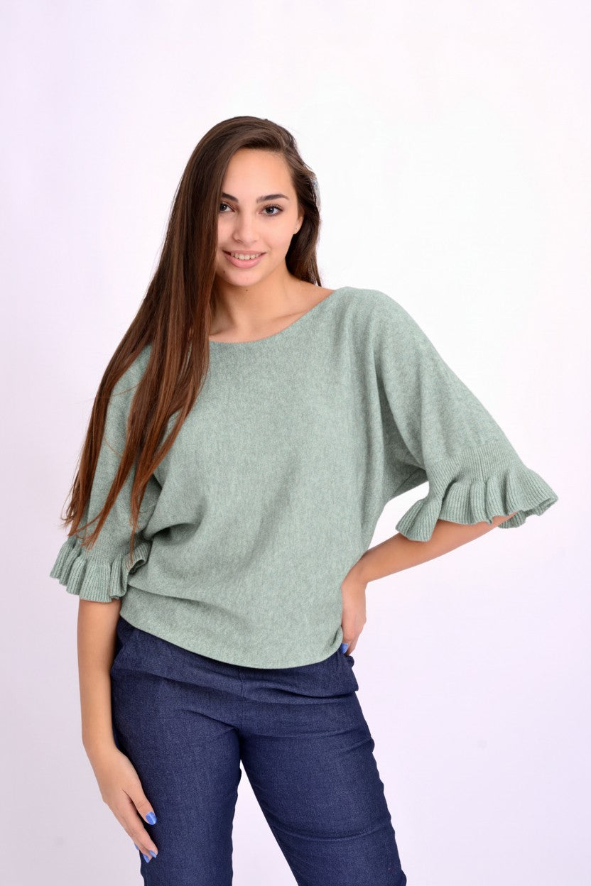 Bluză verde pal din tricot fin cu mânecă 3/4 și volan, perfectă pentru ținute casual chic.