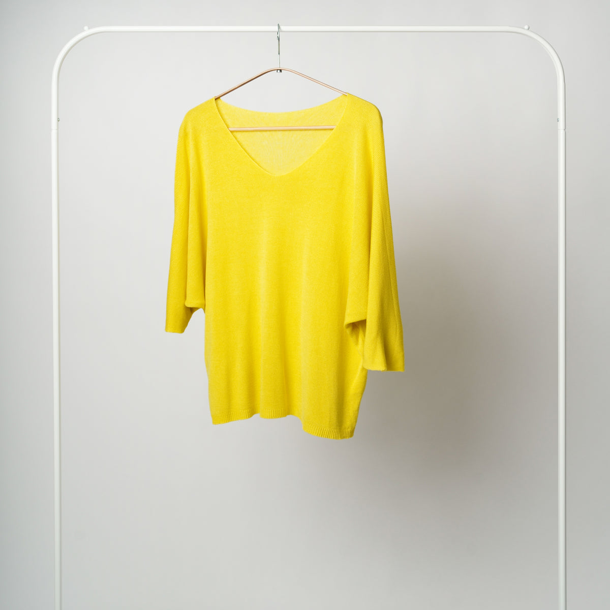 Bluza elegantă din tricot galben intens, cu croială lejeră și decolteu feminin în V.
