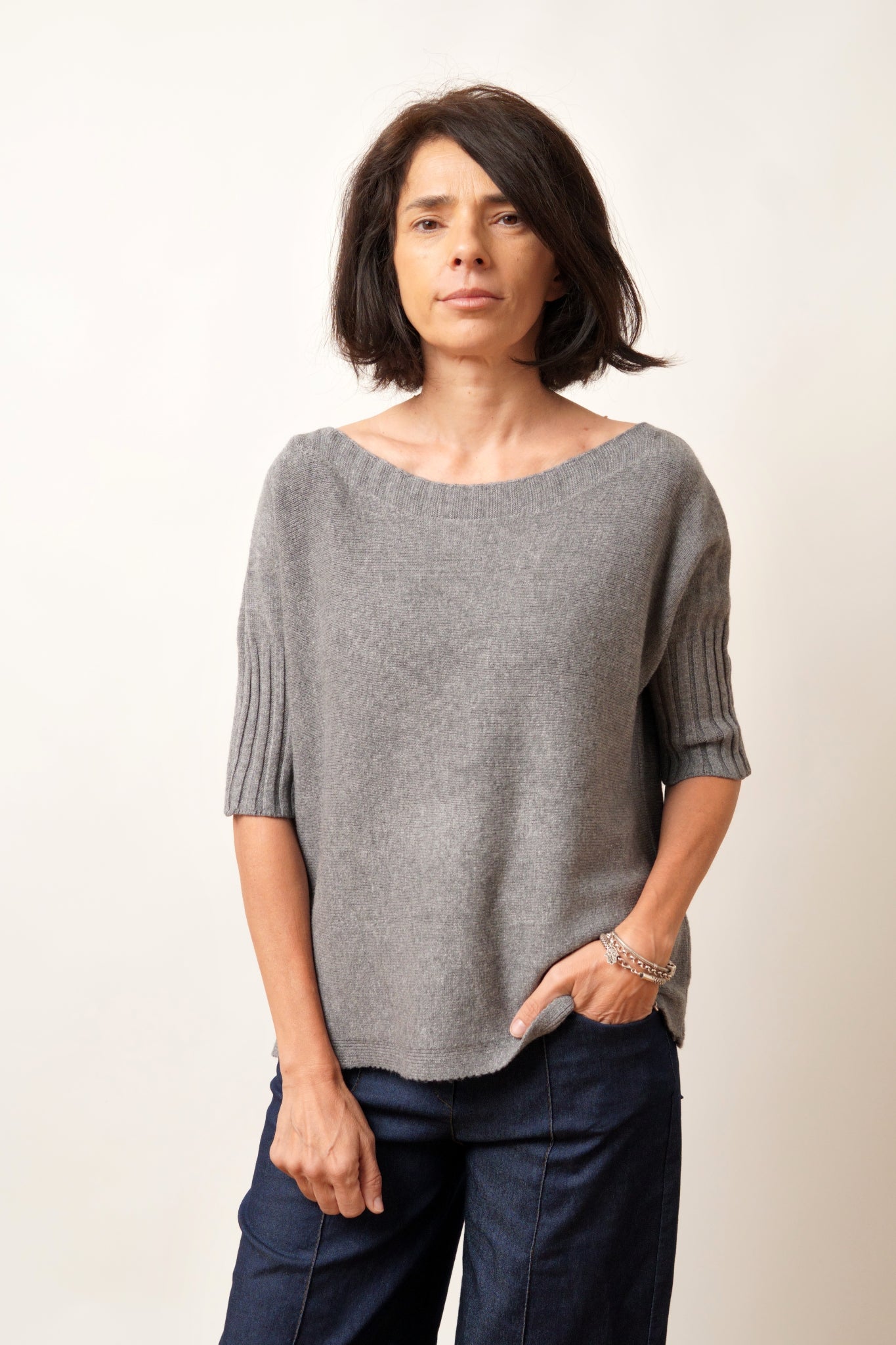 Bluză din tricot soft gri, simplă și versatilă, cu croială dreaptă