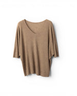 Bluză din tricot fin, cu decolteu în V și croială vaporoasă, perfectă pentru un look soft și feminin.