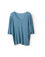 Bluză din tricot fin, cu decolteu în V și croială vaporoasă, perfectă pentru un look soft și feminin.