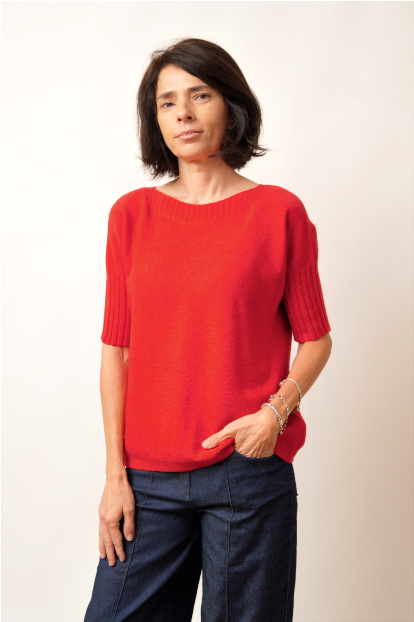 Bluză din tricot soft roșu aprins, cu umeri căzuți și mânecă scurtă