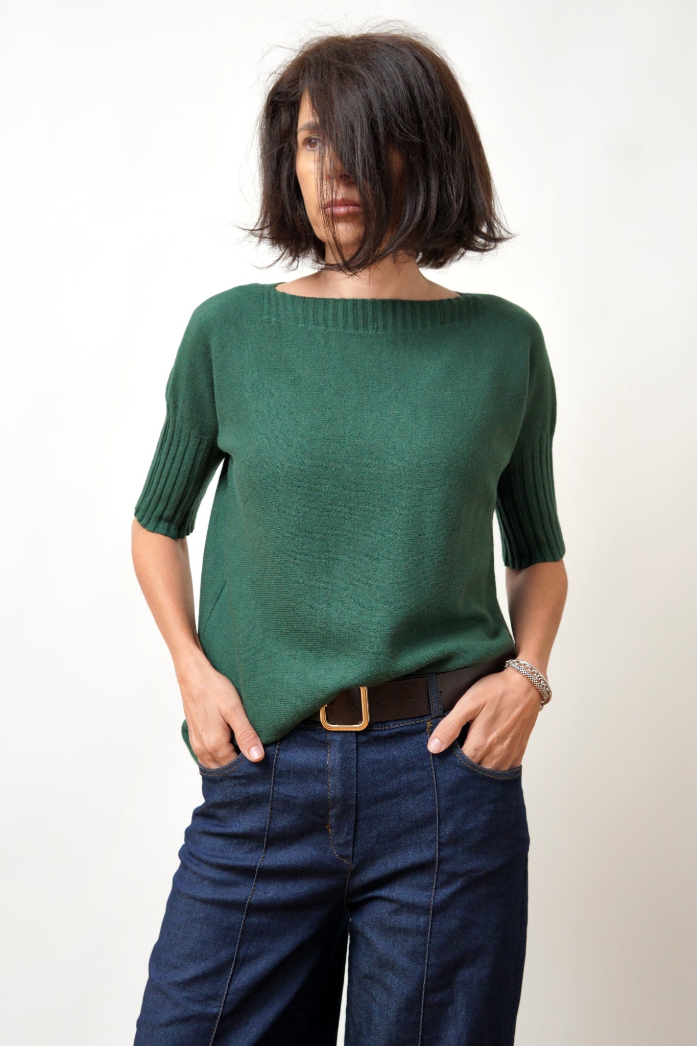 Bluză din tricot soft verde, cu croială dreaptă și mânecă scurtă până la cot