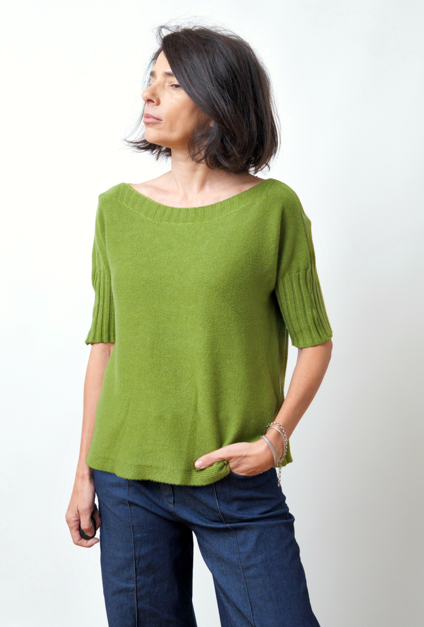 Bluză din tricot soft verde deschis, croială dreaptă și aspect relaxat