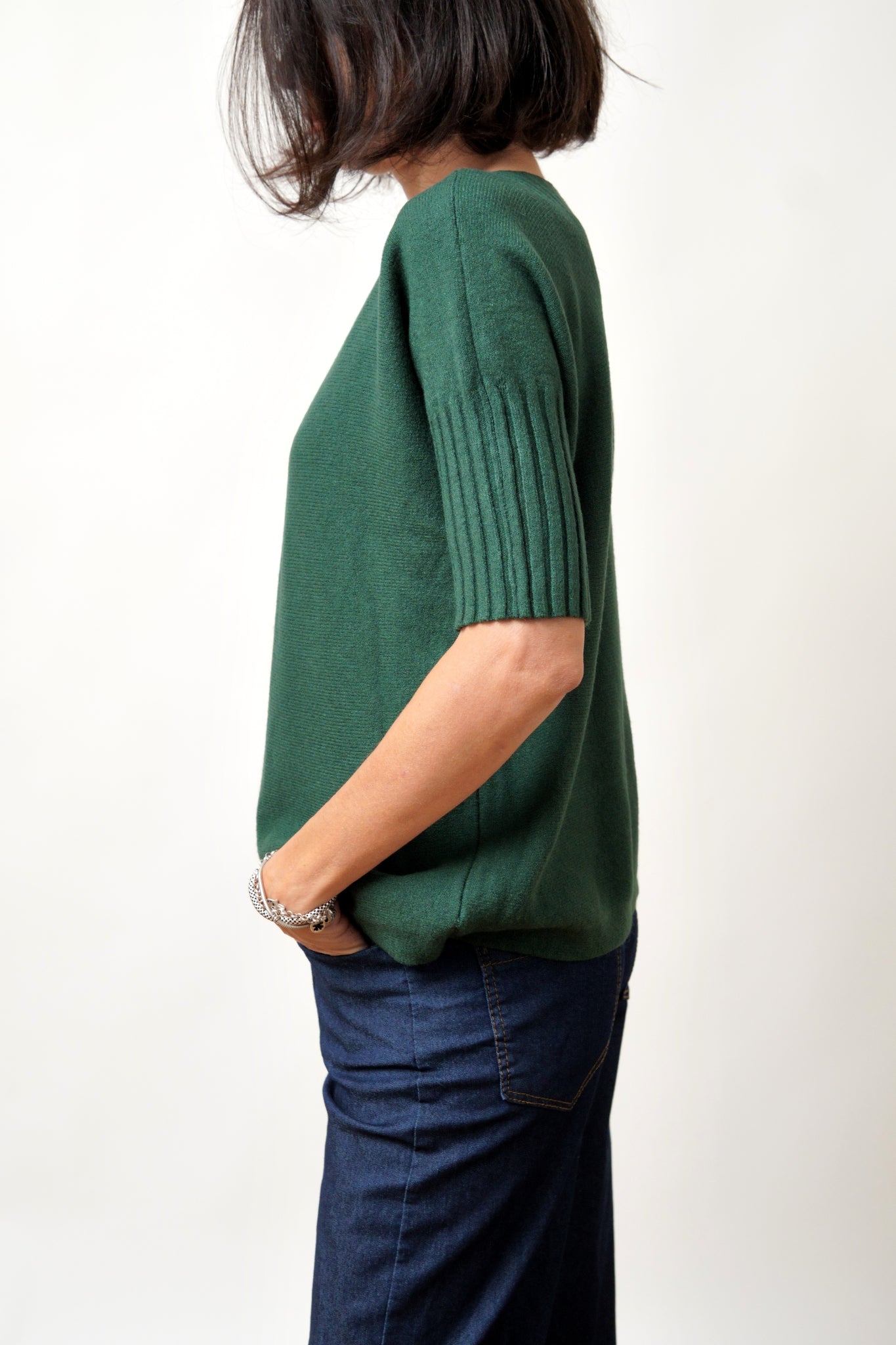 Bluză din tricot soft verde, cu croială dreaptă și mânecă scurtă până la cot