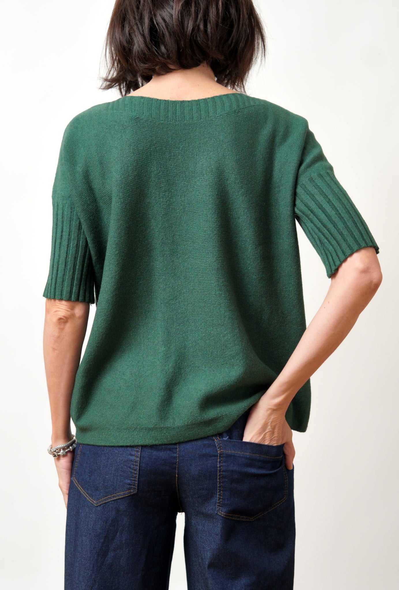 Bluză din tricot soft verde, cu croială dreaptă și mânecă scurtă până la cot