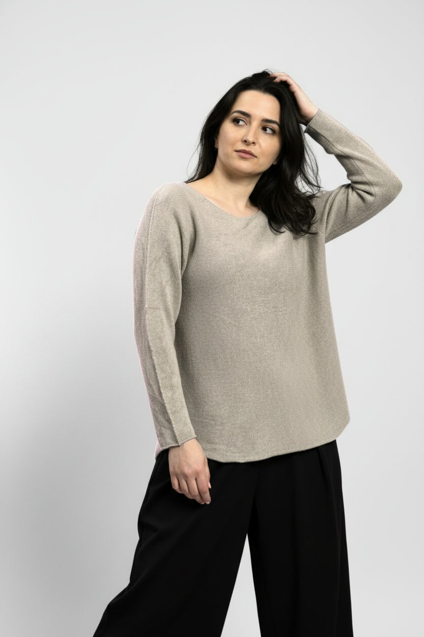 Spatele bluzei simple din tricot, cu cădere naturală și finisaj fără cusături vizibile.