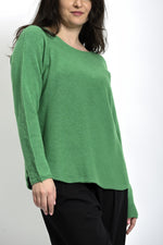 Vedere laterală a bluzei din tricot cu tiv rotunjit și mâneci lungi.