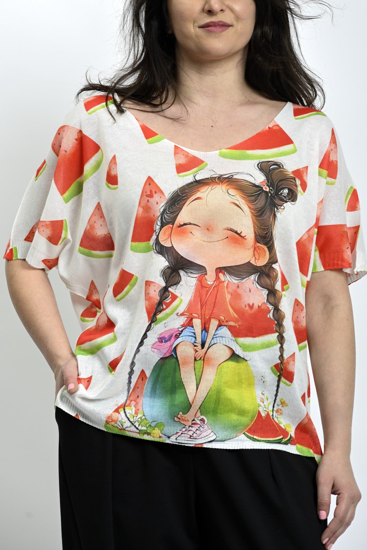 Detaliu imprimeu artistic watermelon pe bluză din tricot, cu textură moale și fluidă.