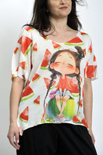Bluză din tricot cu imprimeu artistic tip watermelon, decolteu lejer și croială amplă, purtată casual.