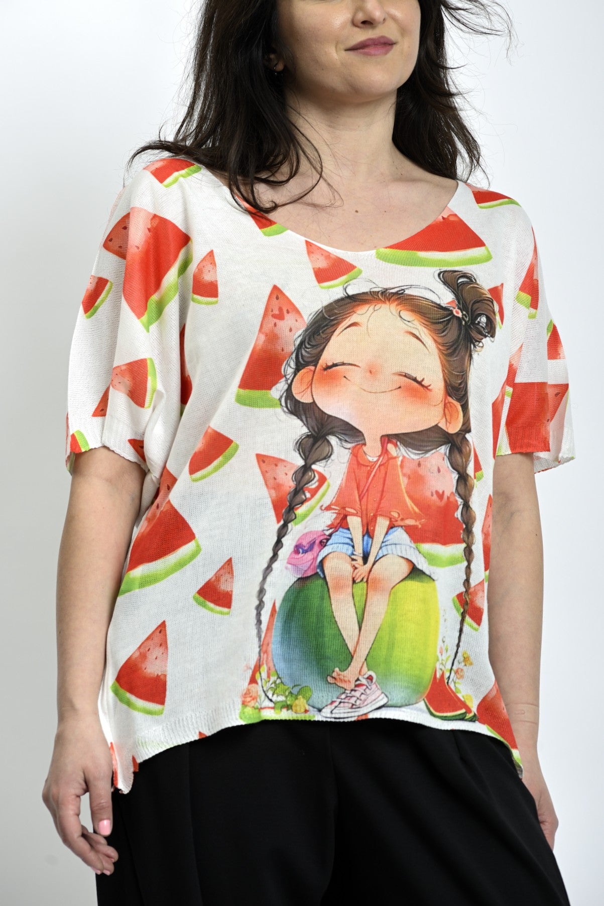 Bluză din tricot cu imprimeu artistic tip watermelon, decolteu lejer și croială amplă, purtată casual.