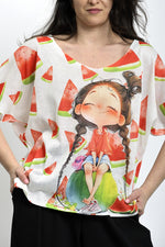 Bluză din tricot cu imprimeu artistic tip watermelon, decolteu lejer și croială amplă, purtată casual.