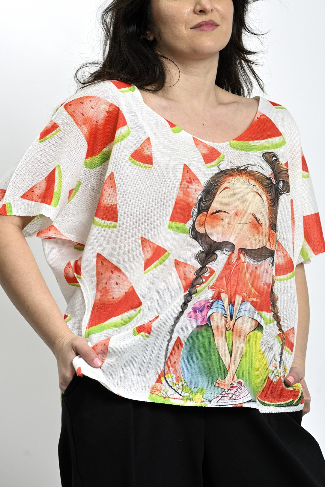 Vedere laterală a bluzei din tricot watermelon, cu umeri căzuți și mânecă scurtă lejeră.