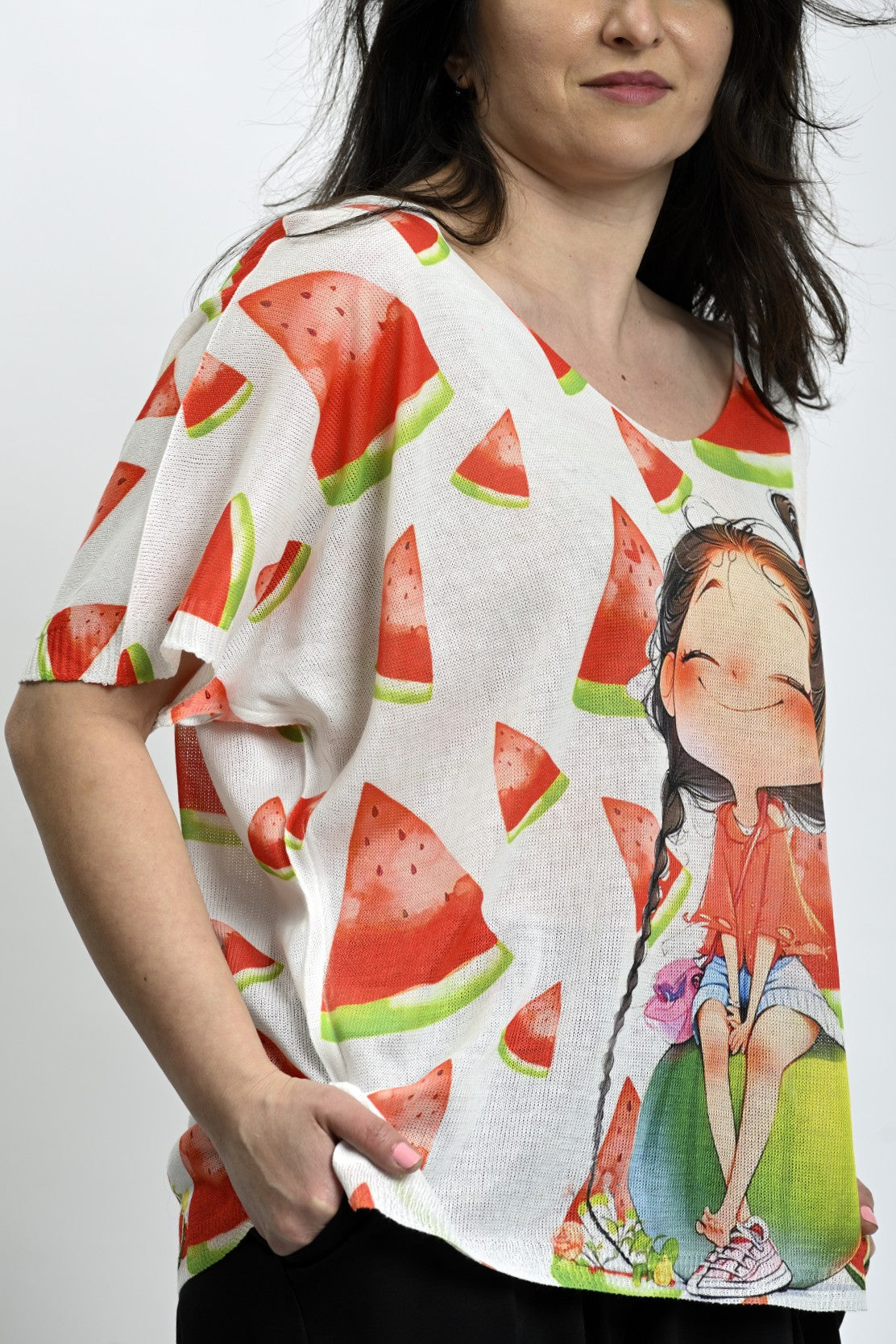 Vedere laterală a bluzei din tricot watermelon, cu umeri căzuți și mânecă scurtă lejeră.