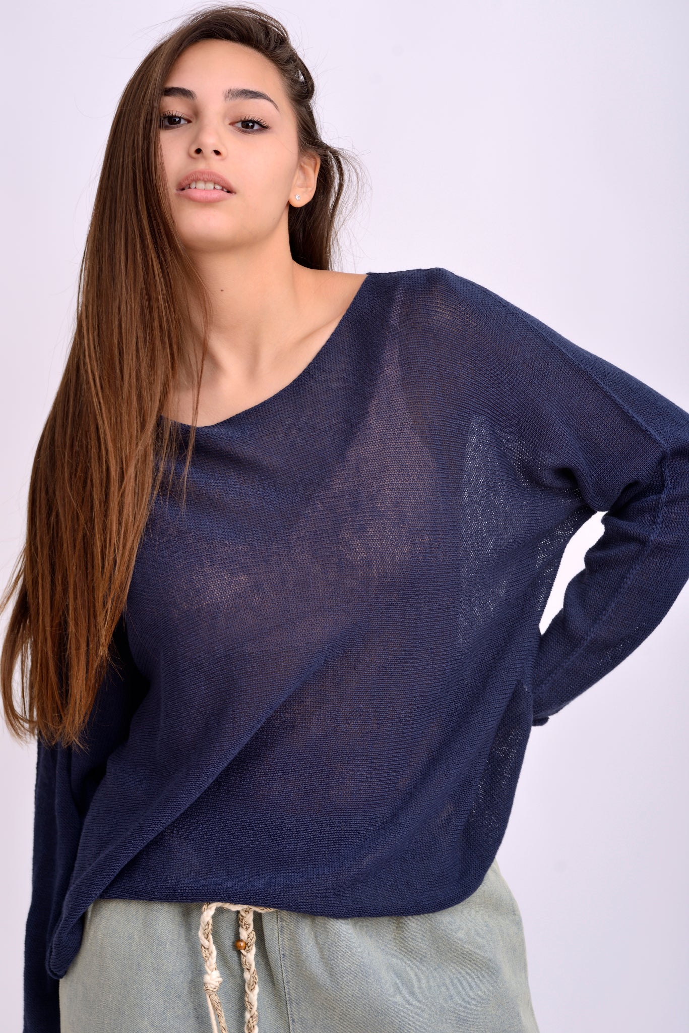 Bluza tricotată lejeră în nuanță bleumarin, vedere din față, cu croială dreaptă și umeri căzuți.
