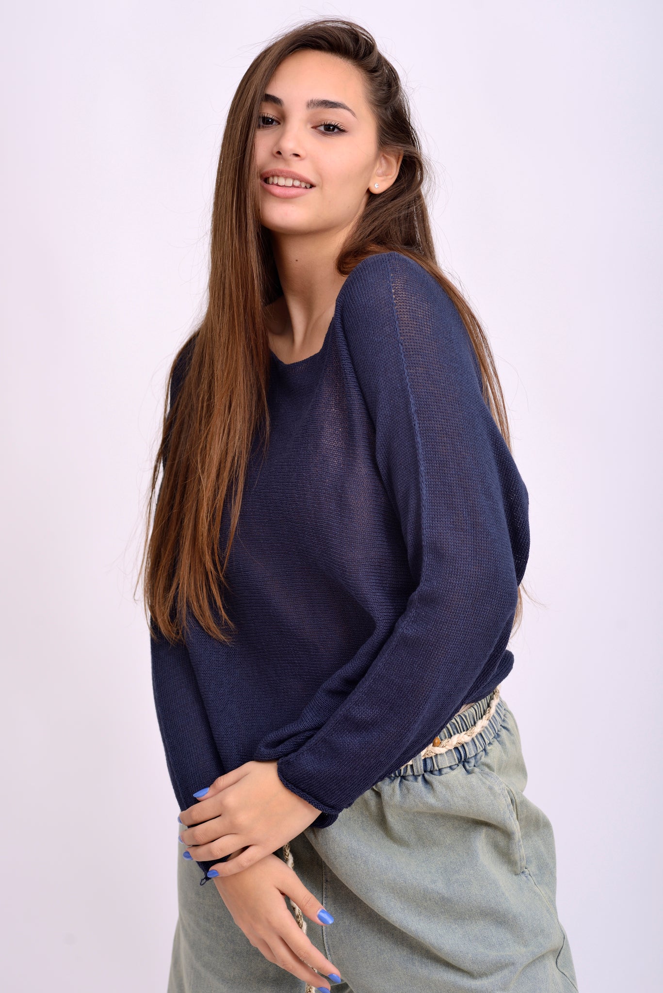 Bluza tricotată lejeră în nuanță bleumarin, vedere din față, cu croială dreaptă și umeri căzuți.