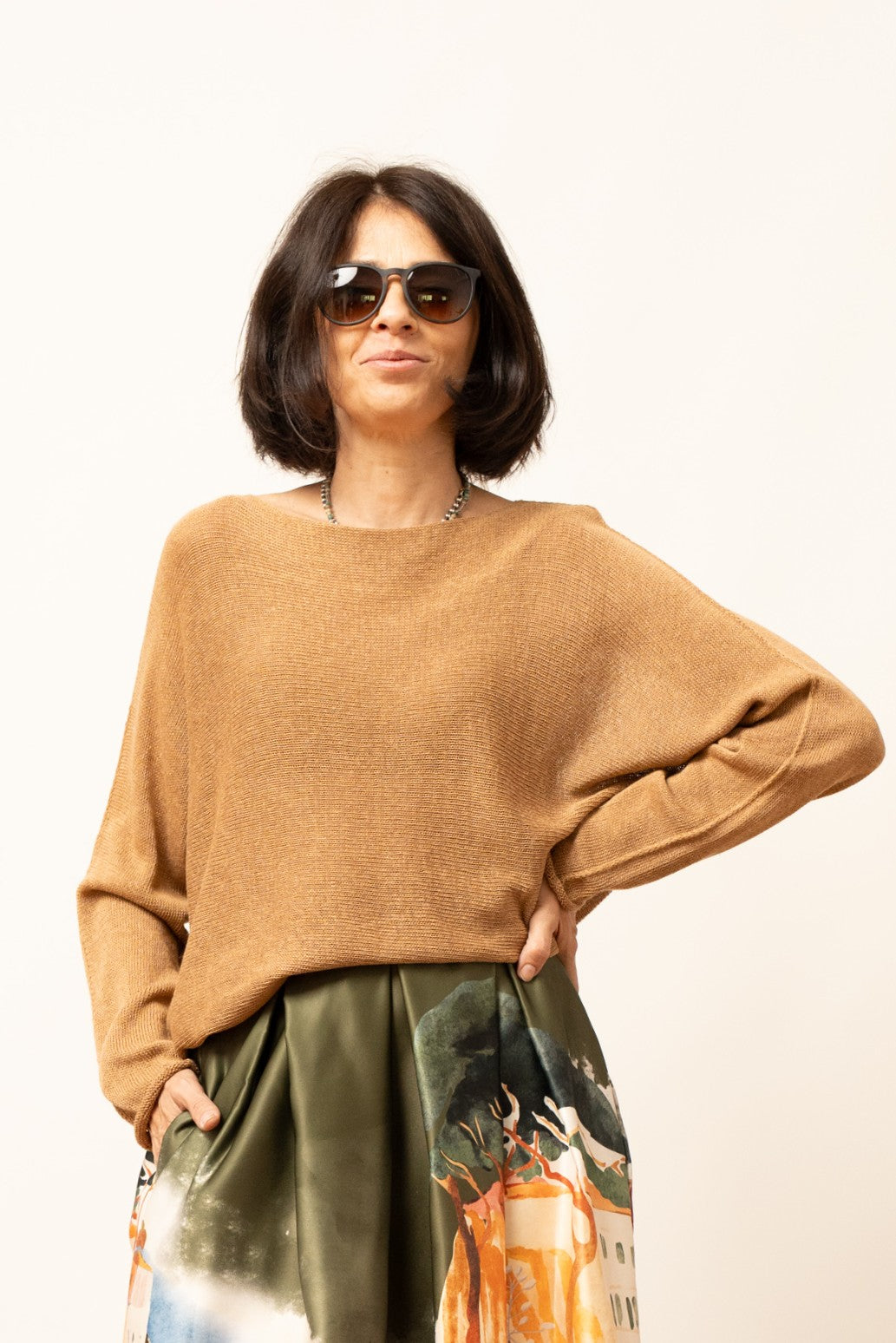 Bluza tricotată lejeră în nuanță camel, vedere din față, cu croială dreaptă și umeri căzuți.