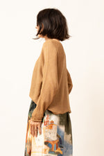 Bluza tricotată camel, vedere laterală, material subțire și croială lejeră.