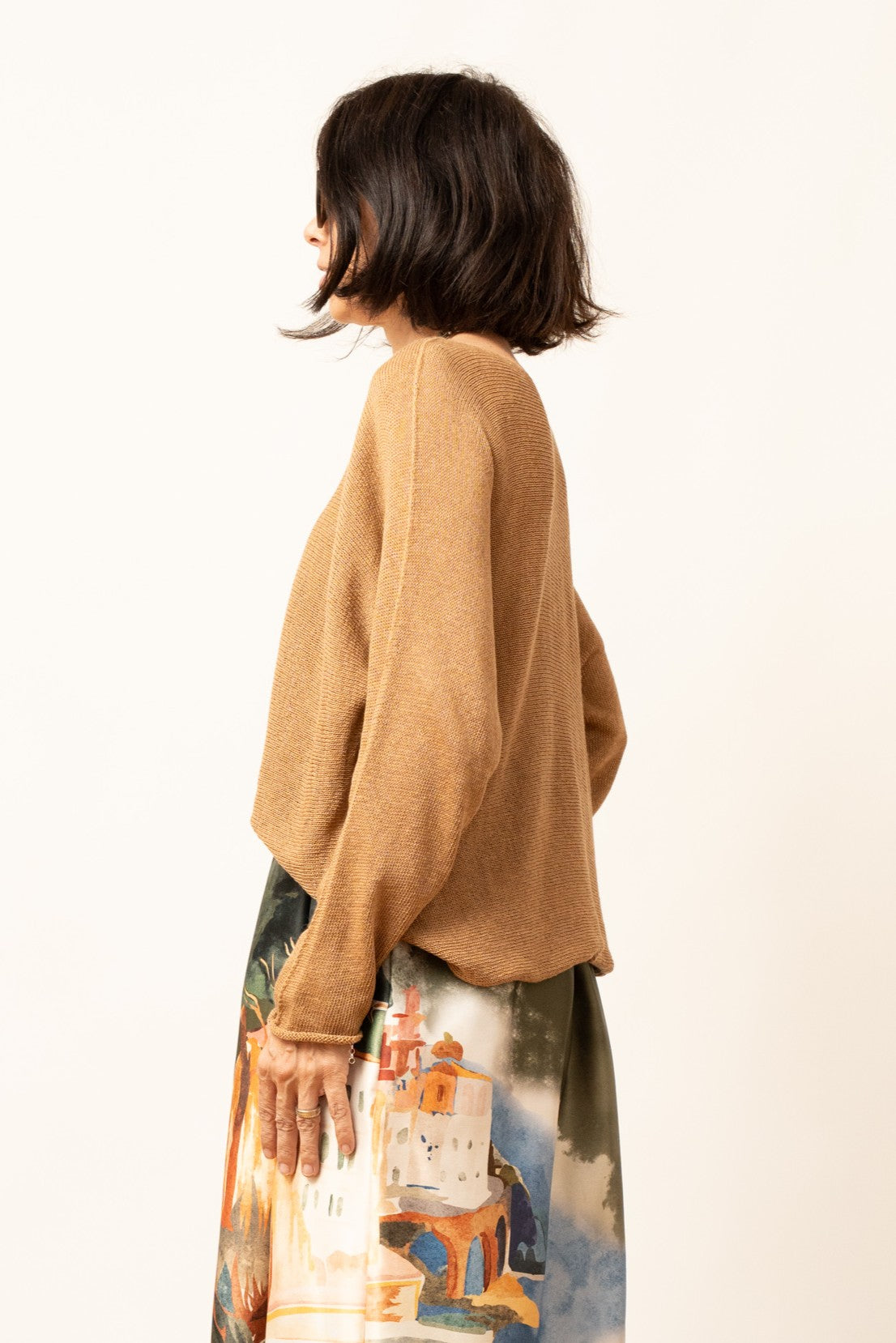 Bluza tricotată camel, vedere laterală, material subțire și croială lejeră.