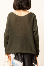 Bluza tricotată în nuanță khaki, vedere din spate, material subțire și transparent.