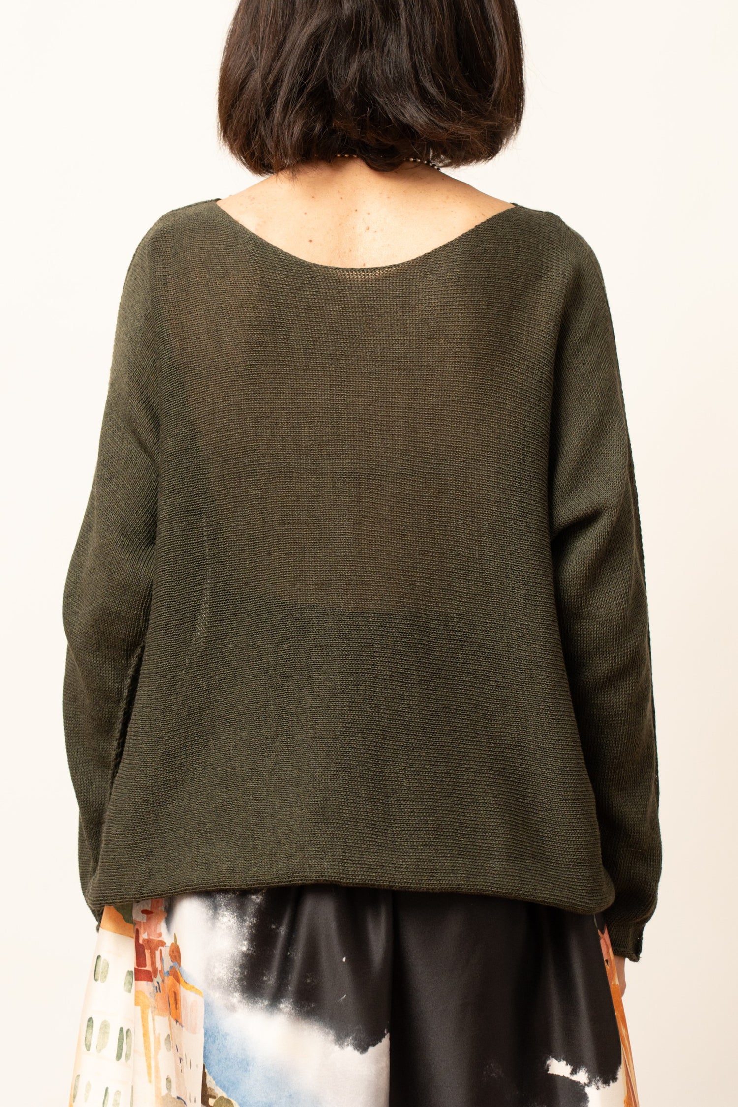Bluza tricotată în nuanță khaki, vedere din spate, material subțire și transparent.
