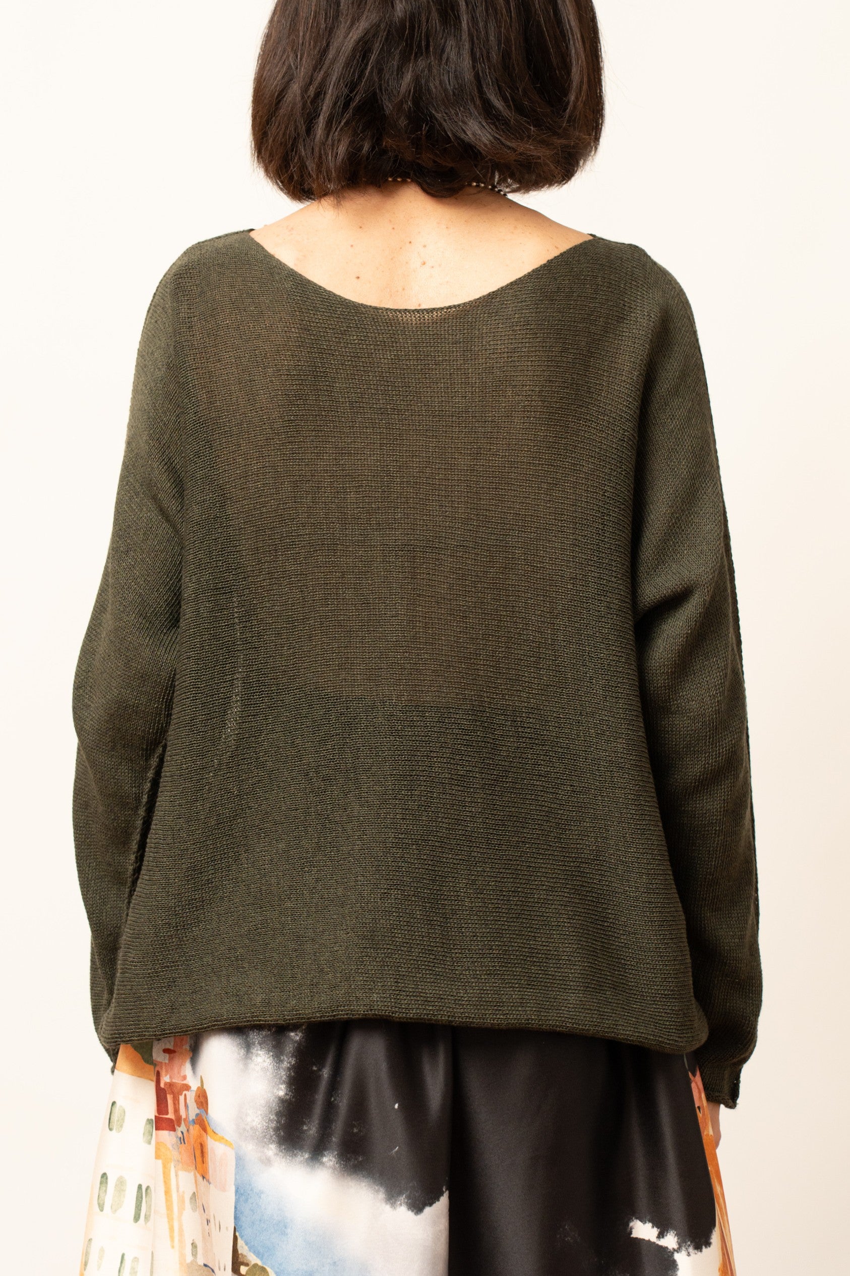Bluza tricotată în nuanță khaki, vedere din spate, material subțire și transparent.
