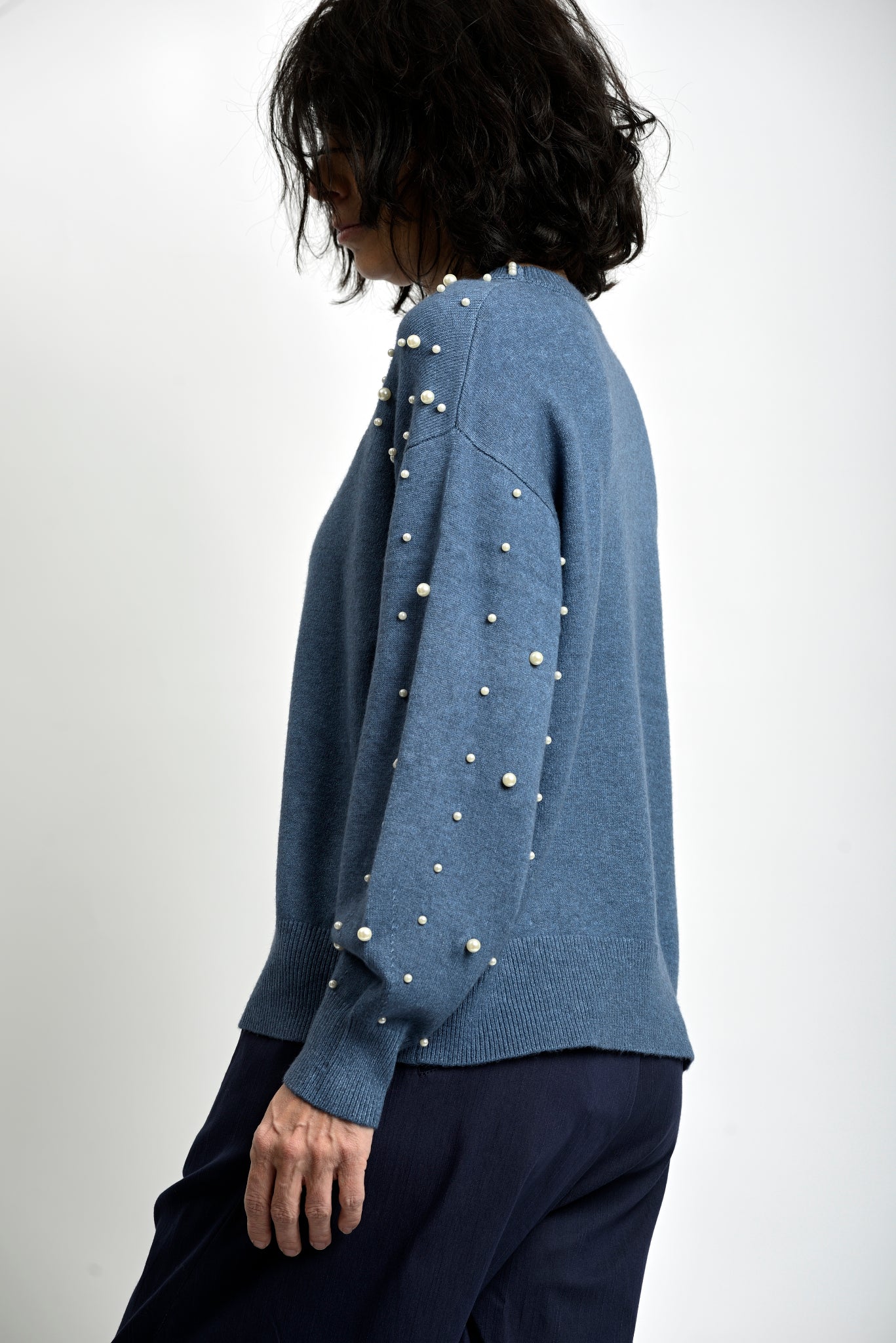 Bluză tricotată albastră cu perle aplicate pe umeri, design minimalist și croială relaxată.