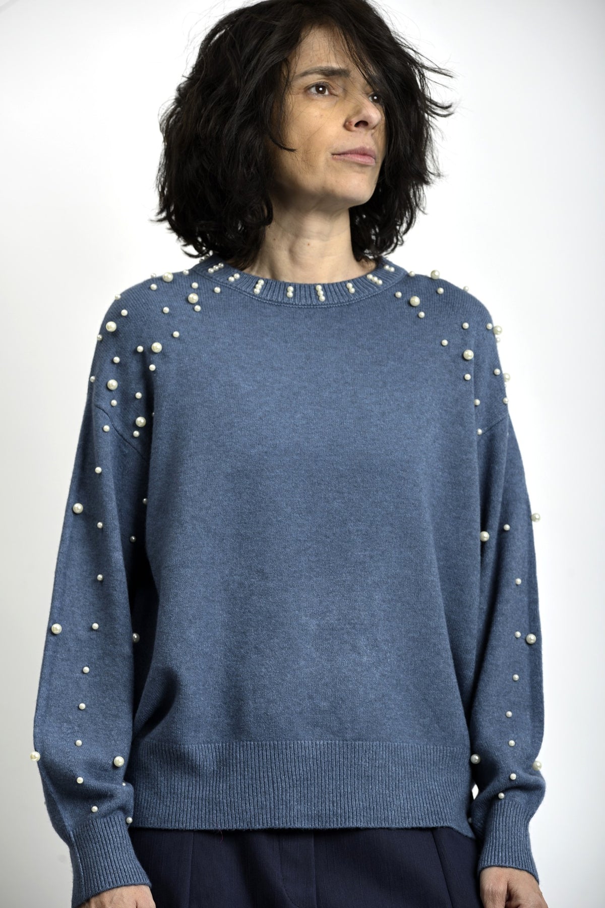 Bluză tricotată albastră cu perle aplicate pe umeri, design minimalist și croială relaxată.