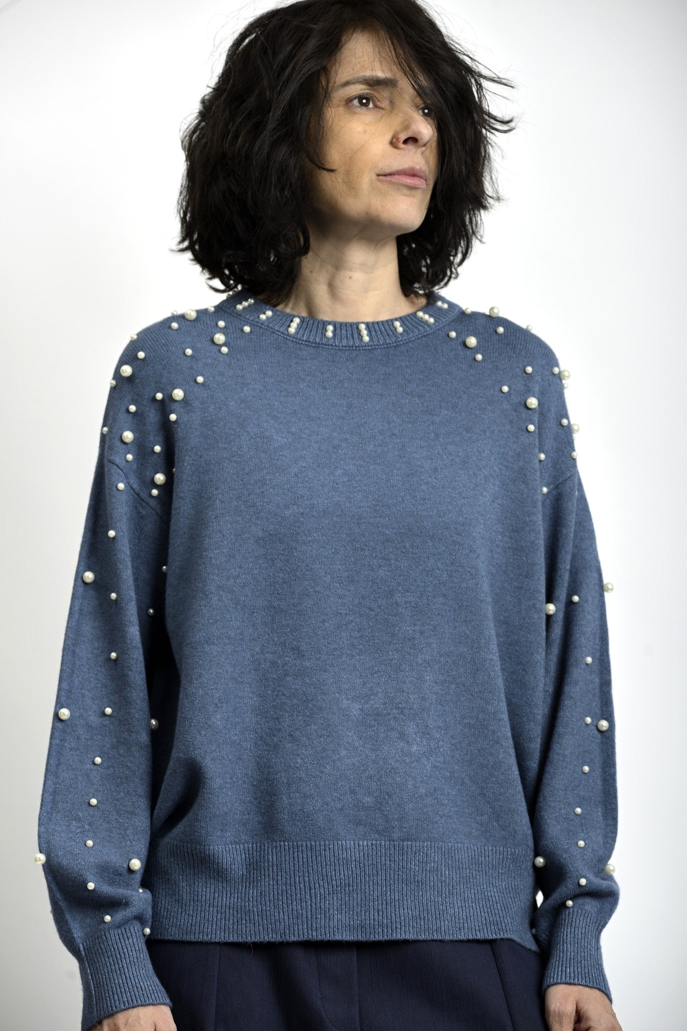 Bluză tricotată albastră cu perle aplicate pe umeri, design minimalist și croială relaxată.