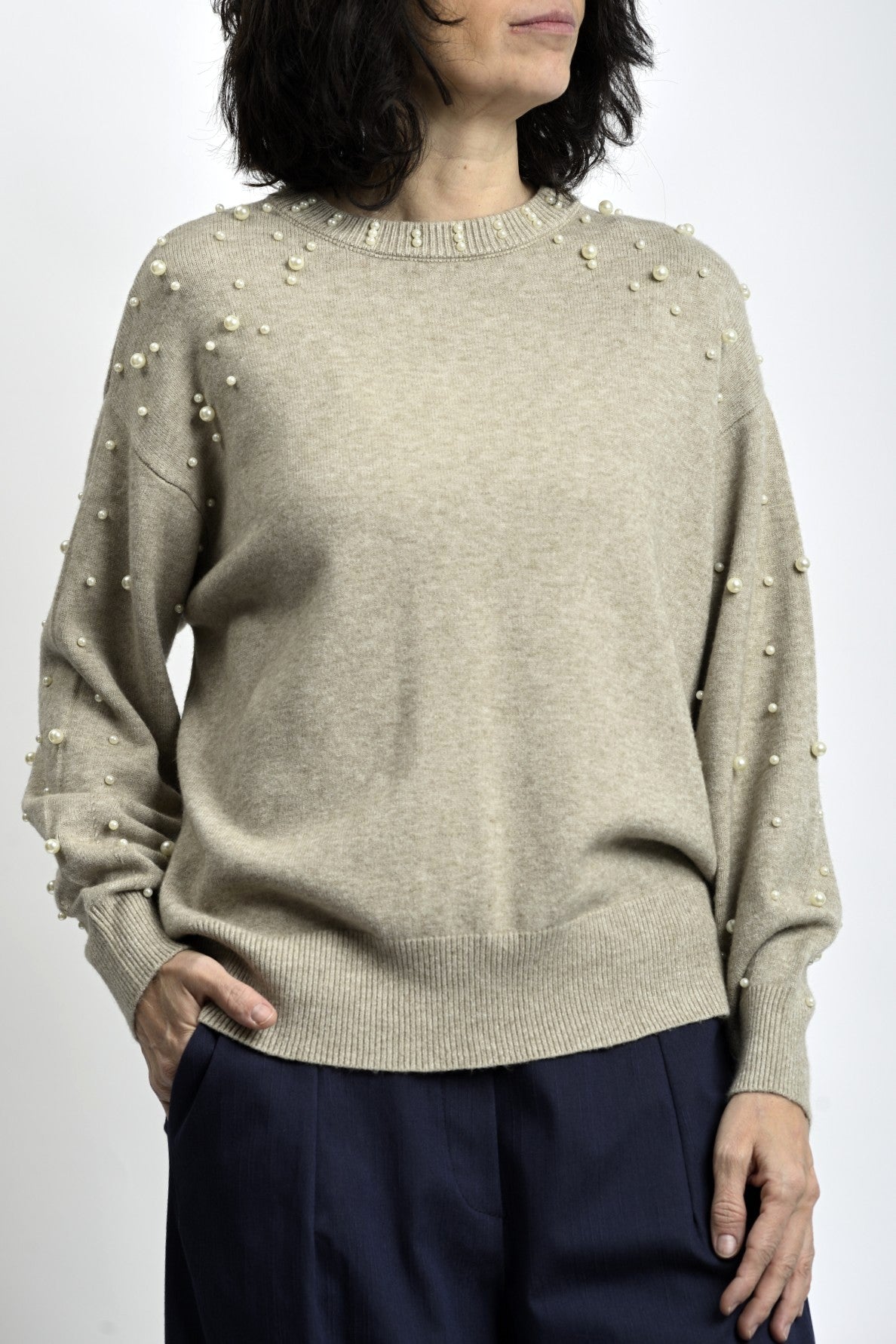 Bluză tricotată bej cu perle decorative, umeri căzuți și finisaje rib la bază și manșete.