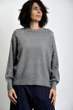 Bluză tricotată gri cu perle aplicate pe umeri și mâneci, croială lejeră și decolteu rotund.