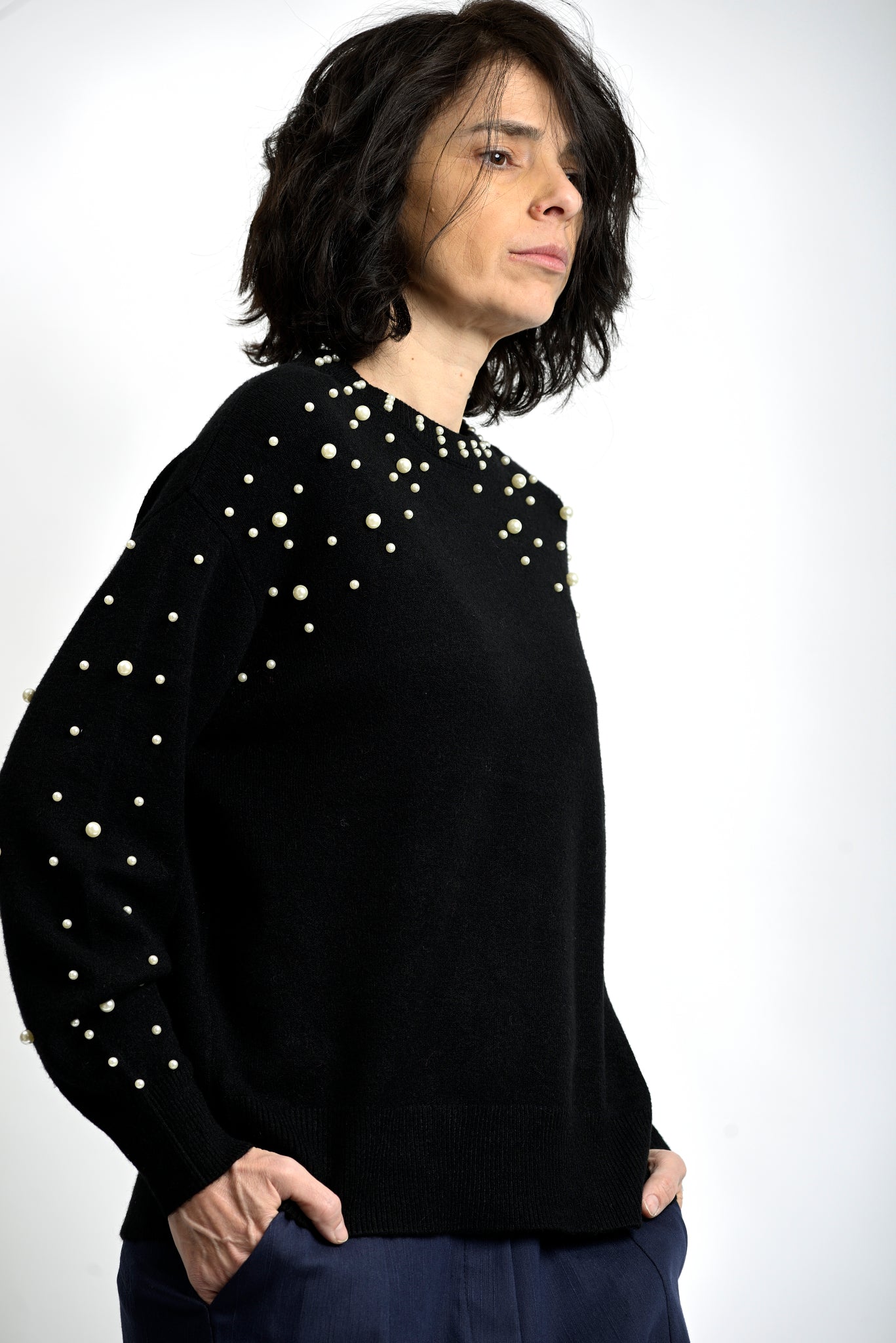 Bluză tricotată neagră cu perle aplicate pe umeri și mâneci, stil elegant și atemporal.