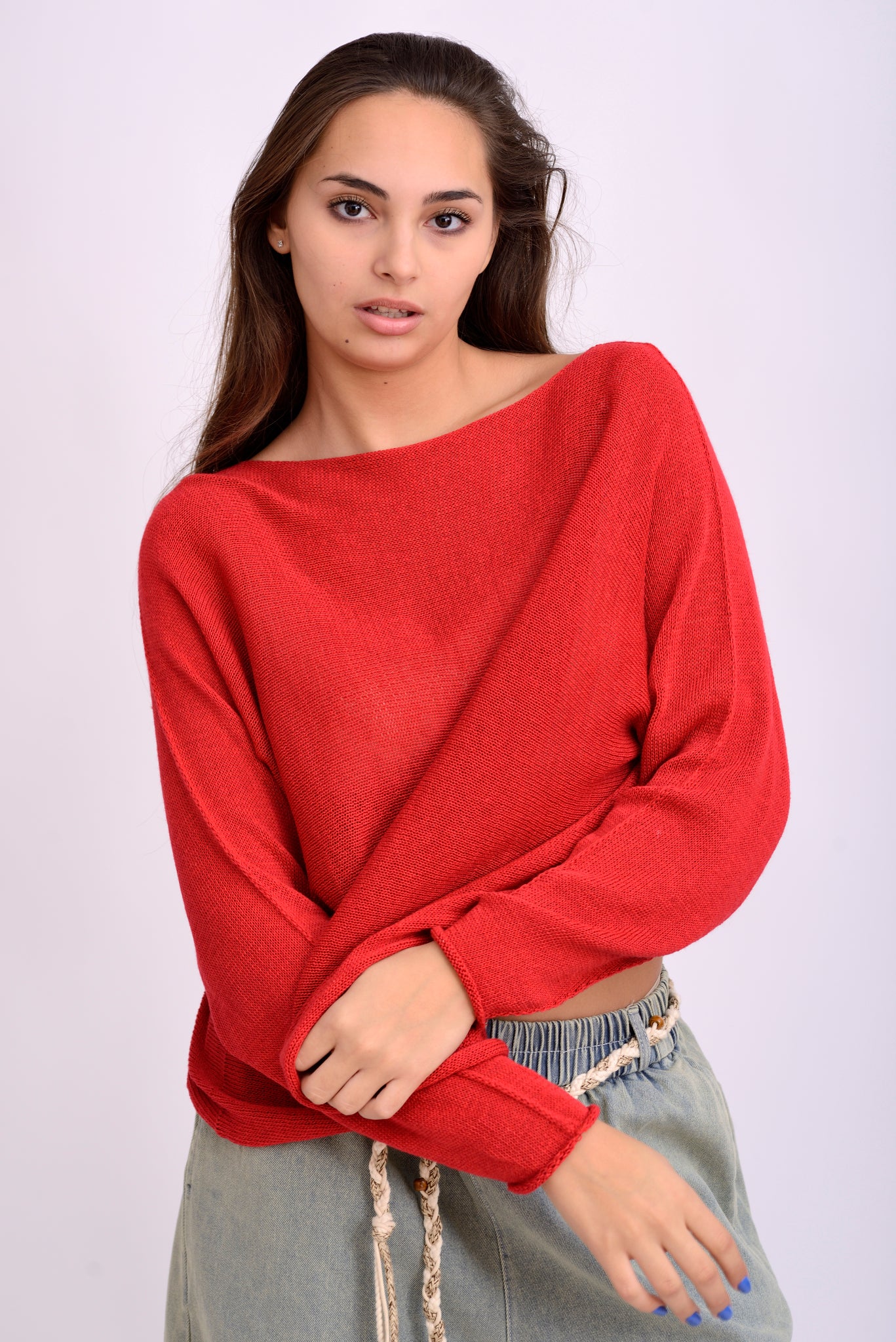 Bluza tricotată lejeră în nuanță rosu, vedere din față, cu croială dreaptă și umeri căzuți.